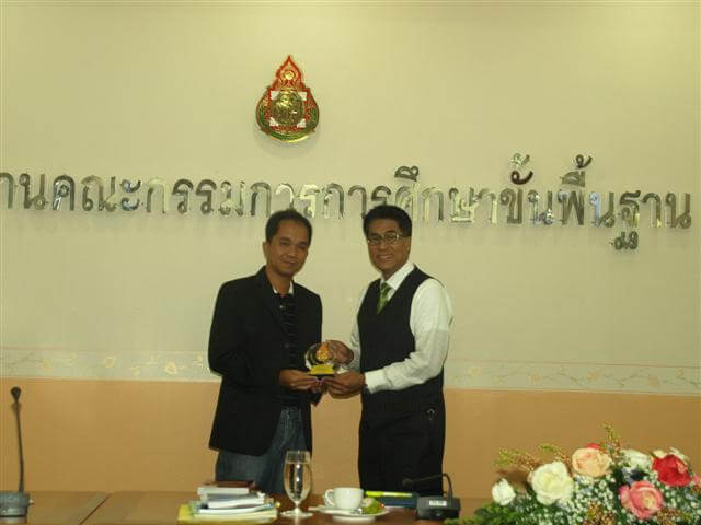 ประธานรับโล่ห์เกียรติคุณ